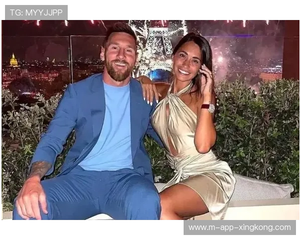 梅西低调家庭夜晚被粉丝偶遇，合影温馨传播