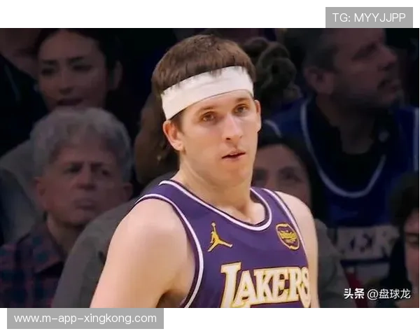 NBA湖人里夫斯拉杆后仰神仙打板得分:篮球艺术的完美呈现 NBA湖人里夫斯拉杆后仰神仙打板得分:篮球艺术的完美呈现