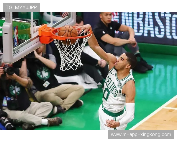 布朗快攻+三分，凯尔特人主场横扫猛龙！